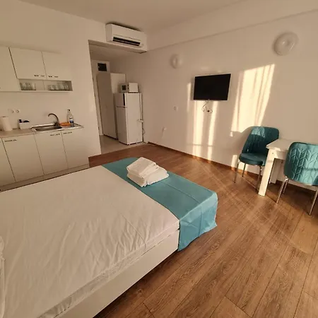 דירה Garsoniera Douăzeci şi Trei August